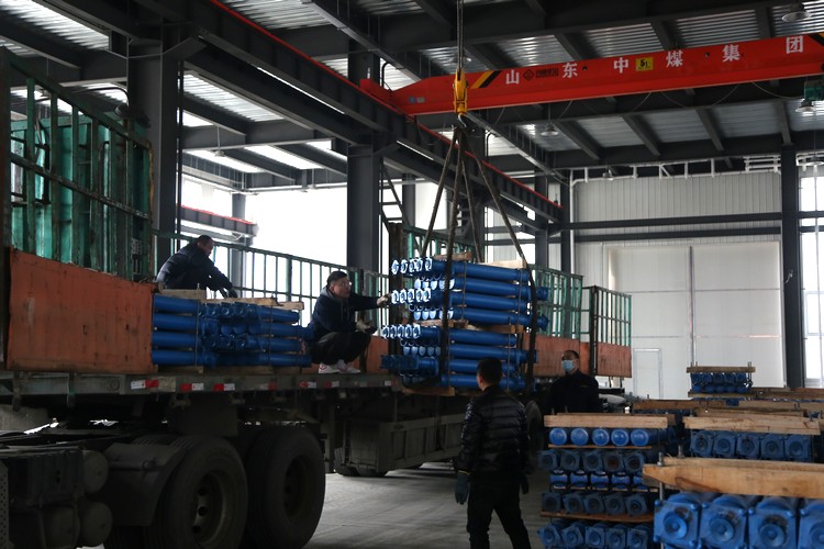 China Coal Group a envoyé un lot d'accessoires hydrauliques au port de Tianjin