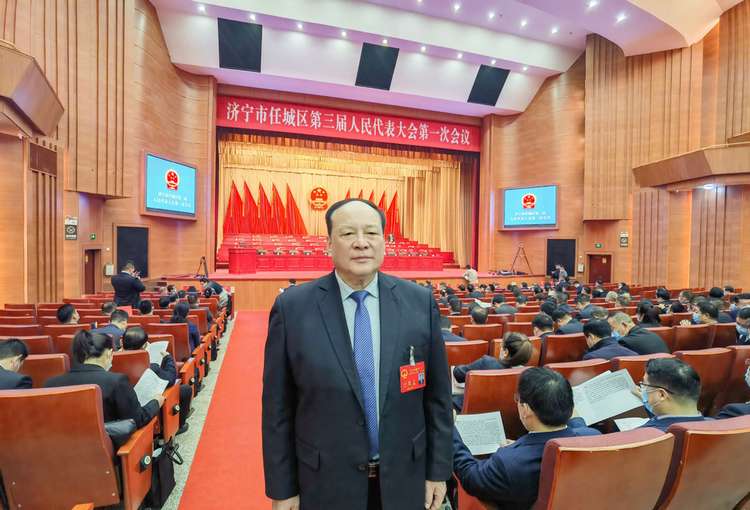 Le président de China Coal Group, Qu Qing, participe à la troisième session du Congrès populaire du district de Rencheng, ville de Jining