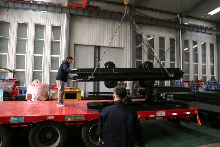 Le groupe charbonnier chinois a envoyé un lot de chariots miniers à plateau au Gansu