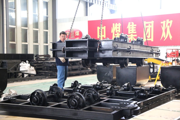 China Coal Group a envoyé un lot de voitures minières plates et d'accessoires hydrauliques à Jincheng, Shanxi et Jinxiang, Shandong