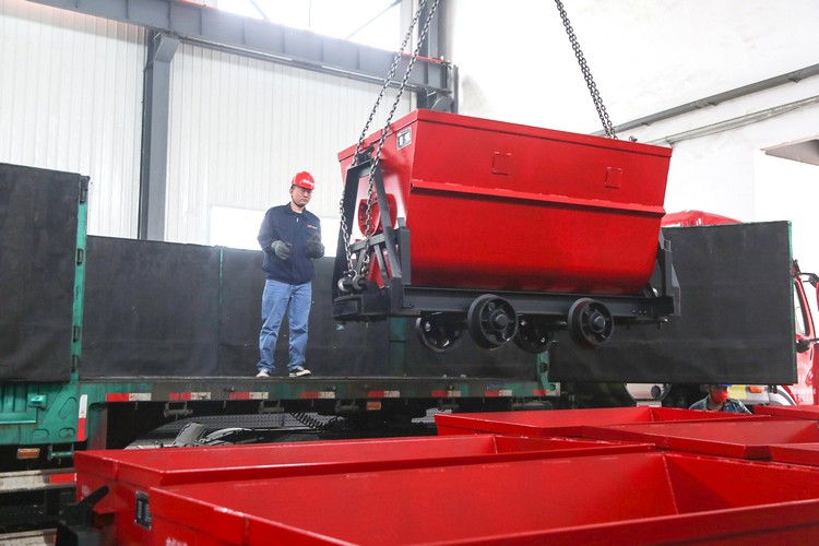 China Coal Group a envoyé un lot de wagons miniers basculants à godets rouges à Changzhi, Shanxi
