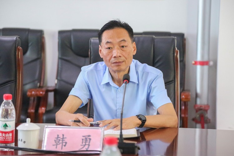 Les dirigeants du Jining Medical University ont rendu visite à China Coal Group pour discuter de la coopération