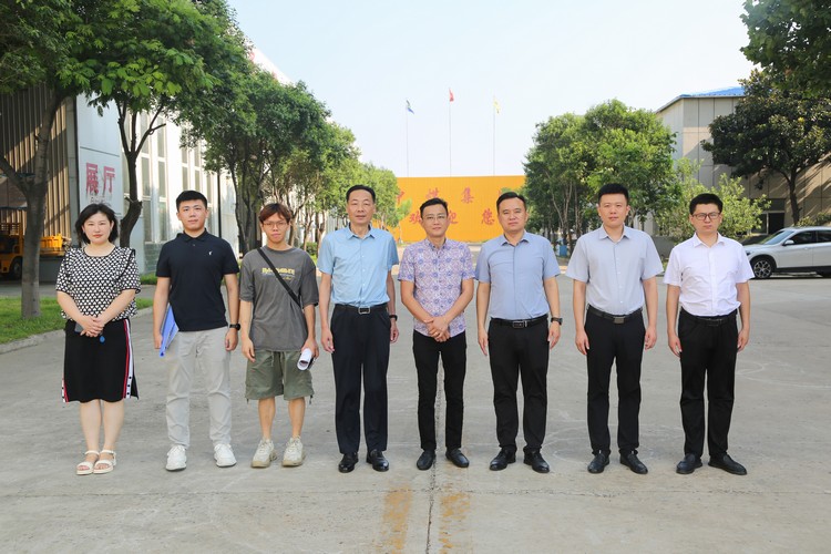 Des négociants malaisiens ont visité le China Coal Group pour une inspection sur place et ont commandé des machines d'exploitation minière et d'ingénierie